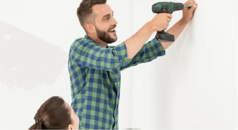 ¿Cómo colgar carteles de neón LED en la pared?