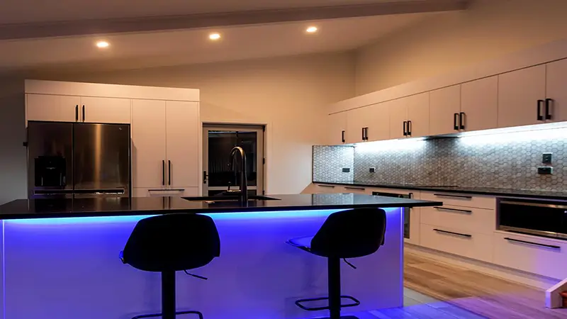 As fitas LED iluminam os armários de cozinha da sua casa