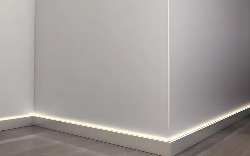 Installer des bandes lumineuses LED sur les plinthes