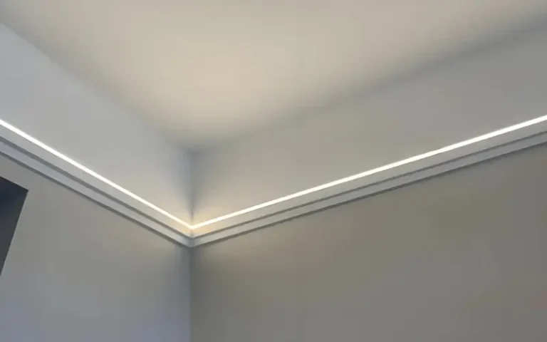 Installation de bandes lumineuses LED au plafond