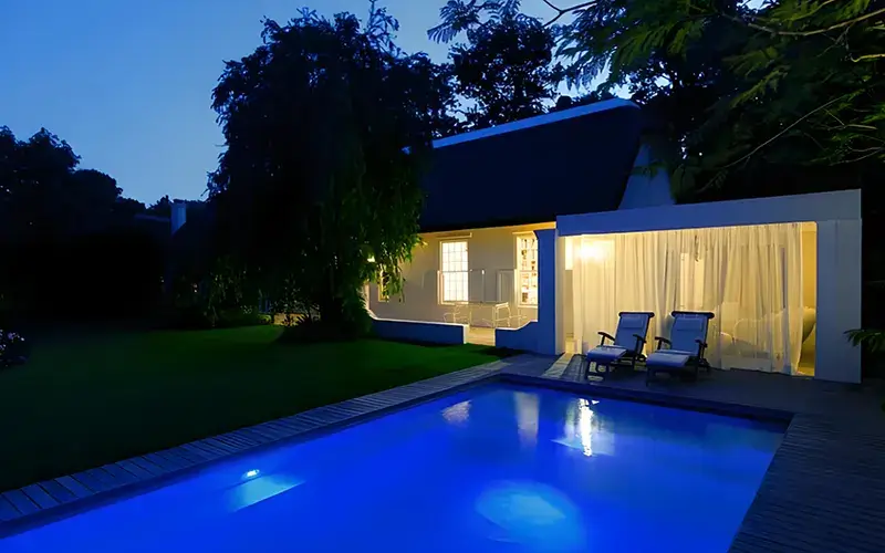 Illuminazione a strisce luminose per piscina