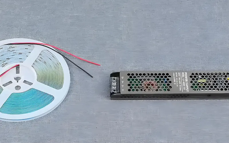 LED-Lichtleiste und Stromversorgung