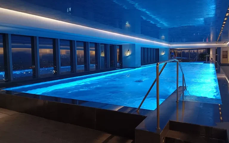 Moderne LED-swimmingpoolbelysning skaber farverige natteffekter