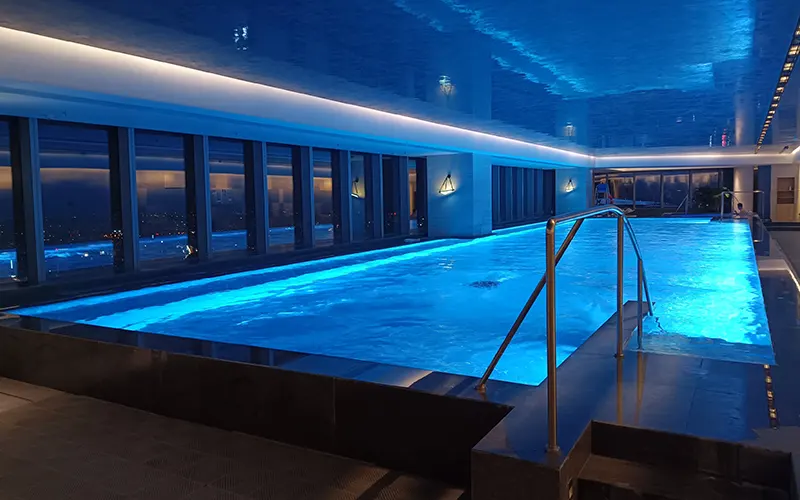 Moderne LED-Schwimmbadbeleuchtung für farbenfrohe Nachteffekte
