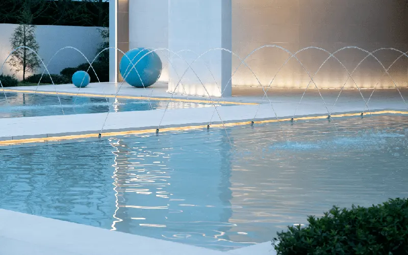 Luci per piscine a LED impermeabili installate intorno al bordo della piscina