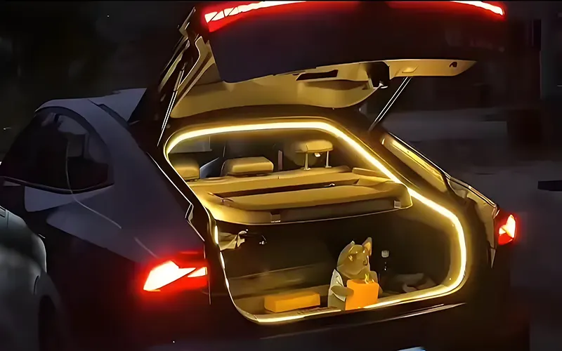 Fleksible LED-strips til biler, der installeres i bagagerummet for at give lys og praktisk belysning