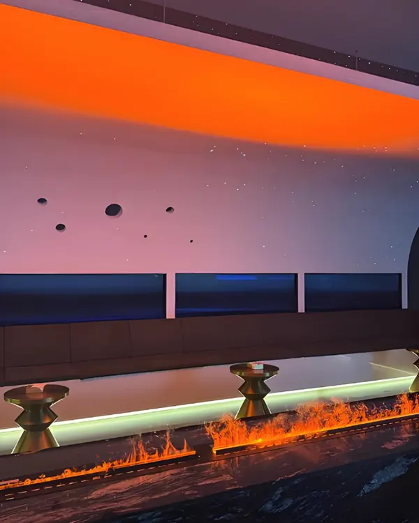 Coloridas tiras de neón LED instaladas en un cibercafé de juegos, que demuestran cómo elegir tiras de neón LED para espacios de juego.