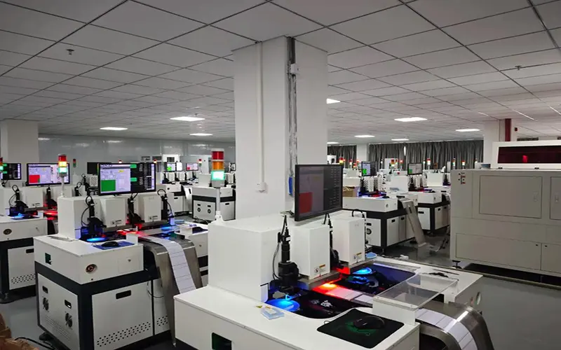 Hersteller von hochwertigen COB-LED-Streifen, die in einer modernen Fabrik flexible Lichtstreifen produzieren