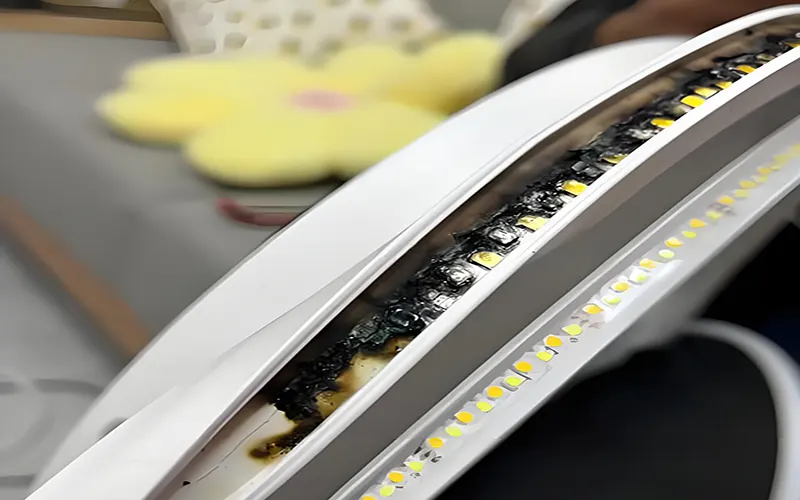 Nahaufnahme eines LED-Leuchtbandes mit Schwärzung der Lichtquelle aufgrund von Überhitzung