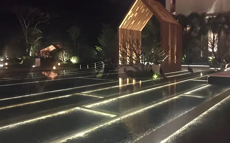 IP68 Waterproof LED Neon Flex, installiert in der Parkbeleuchtung, bietet energieeffiziente und wetterfeste Beleuchtung für öffentliche Außenbereiche.