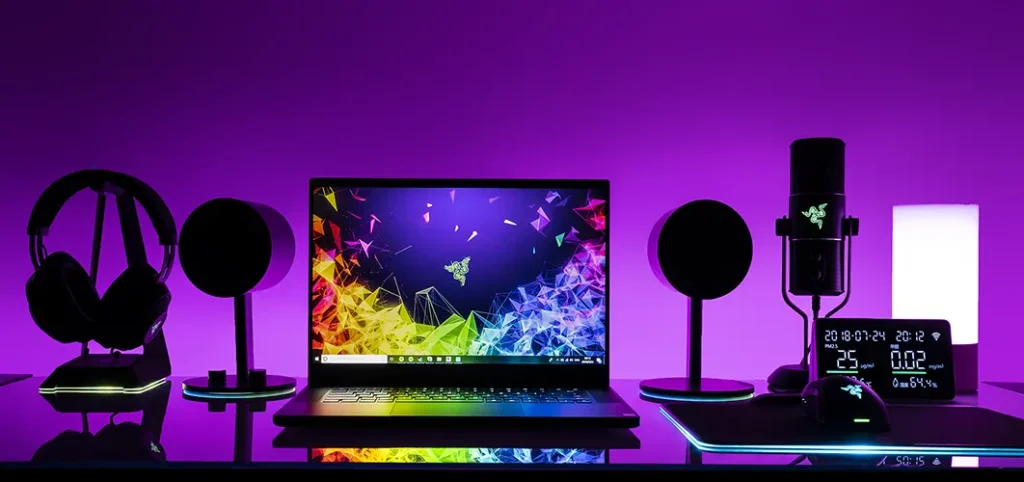 Las tiras de LED COB RGB mejoran la configuración de un ordenador, con colores vibrantes que iluminan el escritorio y los monitores.