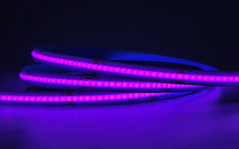 Tiras de LED COB RGB instaladas a lo largo de los bordes, que emiten luz de colores con fines decorativos.
