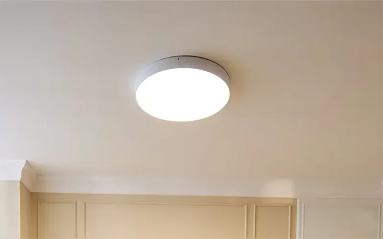 Centraal plafondlicht in de woonkamer ter illustratie