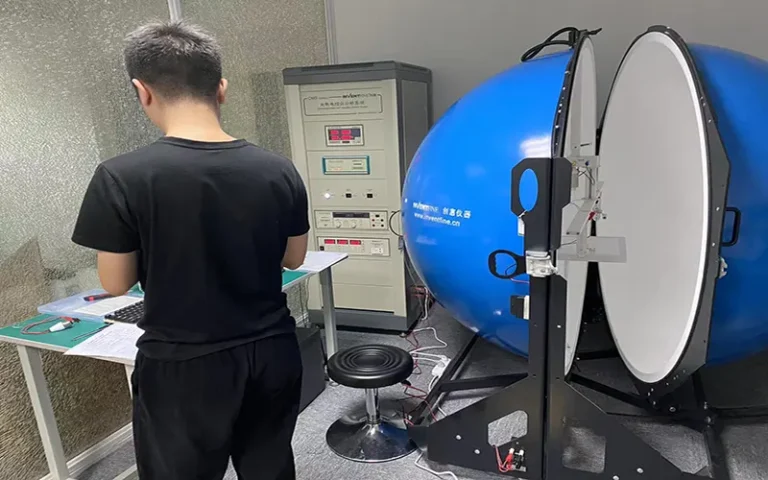 Kwaliteitstest van LED-stripverlichting met geïntegreerde bol om lumenoutput en efficiëntie te meten