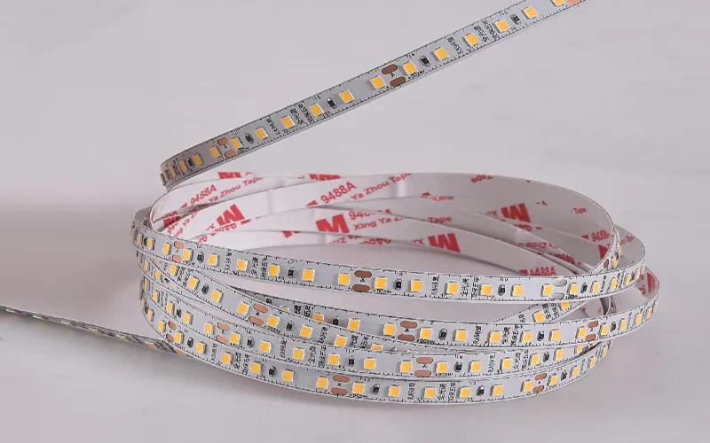 Luci a striscia LED a bassa tensione 24V DC confronto e caratteristiche delle prestazioni