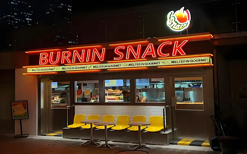 Er neonlys en brandfare for neonskilte i butiksfacader, der er installeret på kommercielle bygninger?