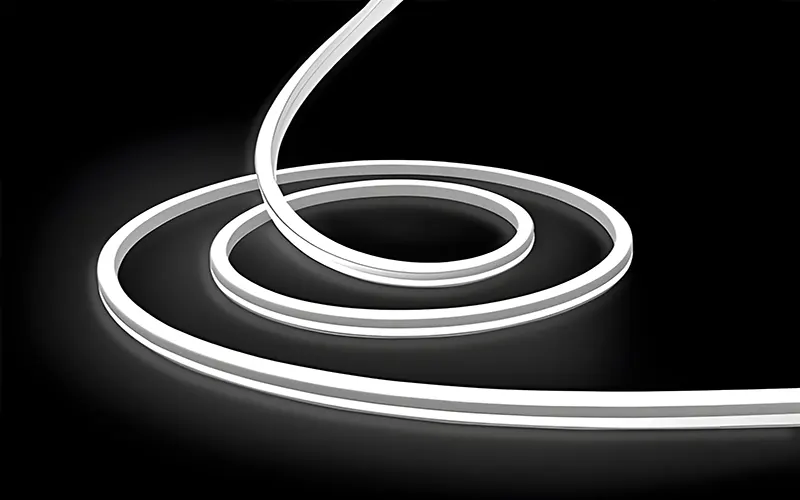 Vandtætte LED-neonstrips installeret udendørs til facade- og landskabsbelysning