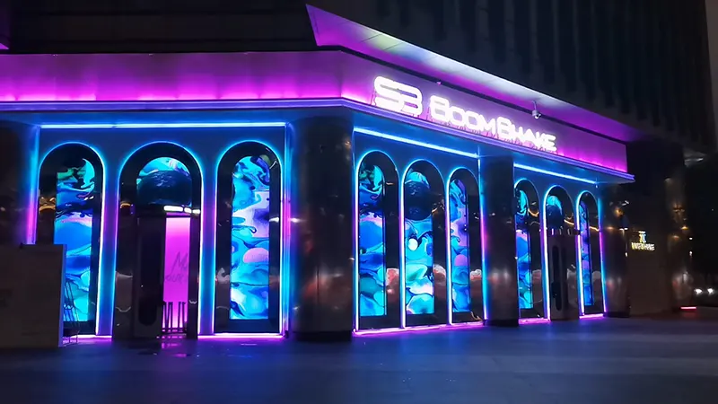 DMX512 digital LED-stripbelysningseffekt i arkitektonisk facade med dynamisk farveskiftende kontrol