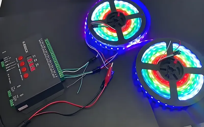 Technisch bedradingsschema dat de verbinding laat zien tussen een DMX-controller, voeding en hoe SPI LED strip kan worden aangestuurd via een decoder.