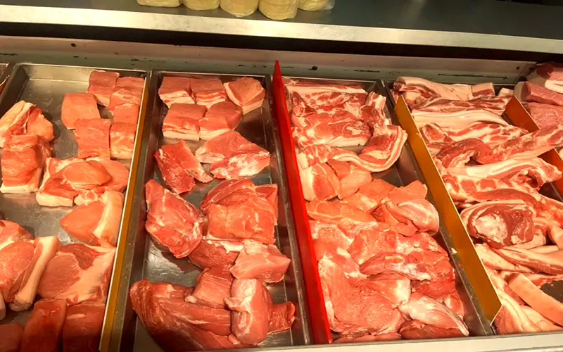 LED-strips til køddisplays i supermarkeder forbedrer den visuelle appel og tiltrækker købere