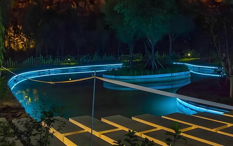 IP68 flexibele neonlampen geïnstalleerd rond een modern zwembad voor waterdichte buitenverlichting