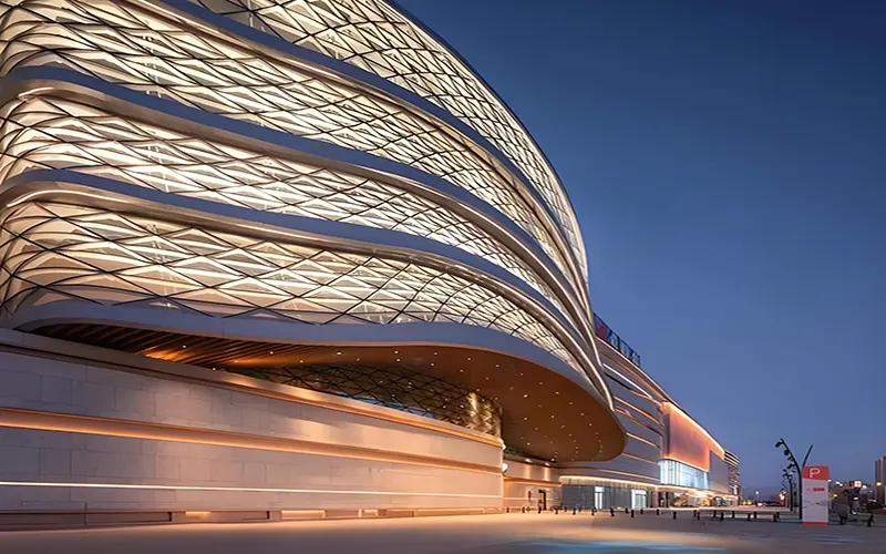 Neón flexible LED para iluminación arquitectónica instalado en la fachada de un edificio moderno