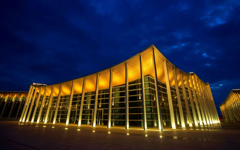 Neón flexible LED arquitectónico que perfila las estructuras de edificios contemporáneos con efectos de iluminación lineales y uniformes
