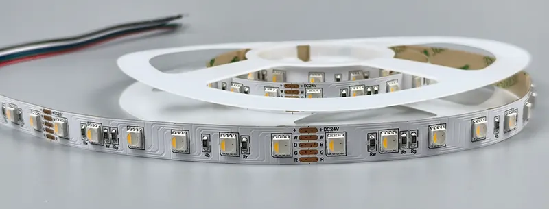 Striscia LED RGBW con luce RGB e bianca
